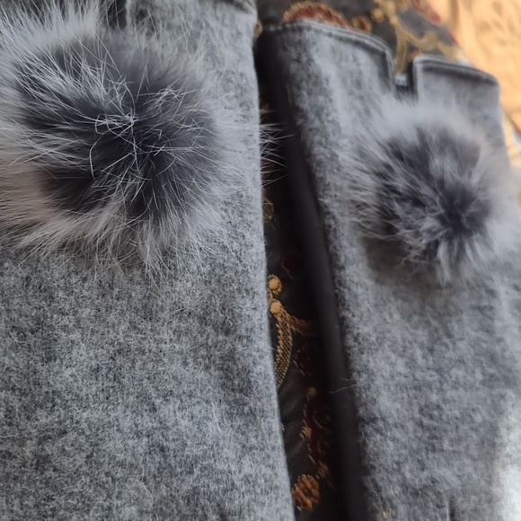 Elegant Gray Women's Gloves with Real Fur Detail - Picture 4 of 4